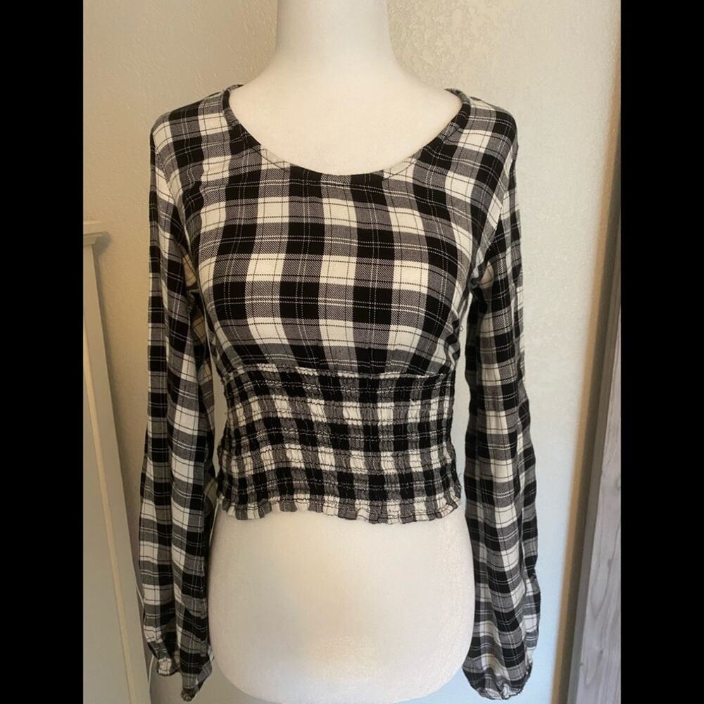 NWOT SIM & SAM Black and white long sleeve crop